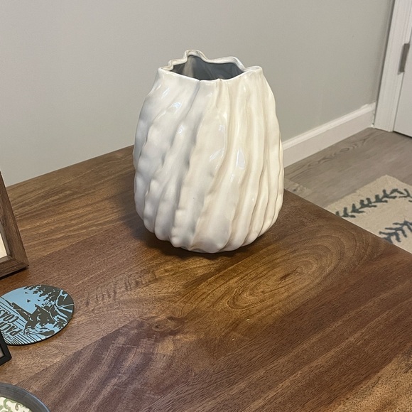 Anthropologie ceramic flower vase - Picture 4 of 8